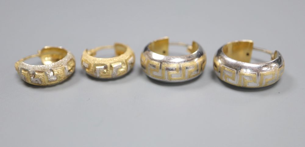 Two pairs of two-colour 585 half-hoop earrings with engraved designs, gross 7.5 grams, 20mm et infra.